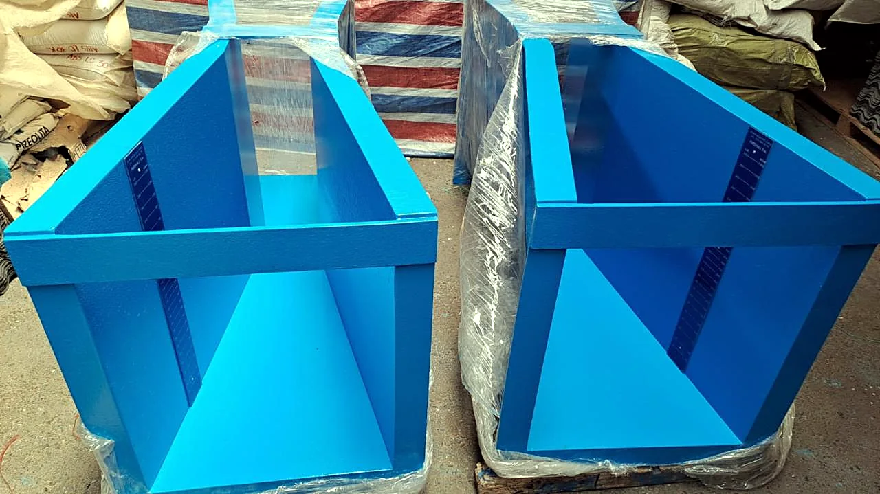 Canaletas Parshall en fibra de vidrio terminadas en la planta de Fibremos Soluciones, con las paredes del convergente cerrando hacia la garganta.